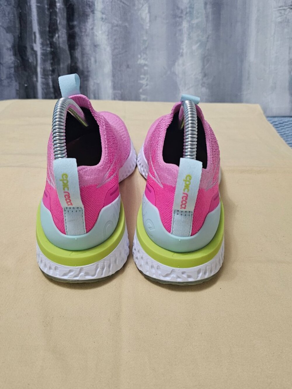 NEW Nike Epic Phantom React Flyknit GS Psychic Pink Volt Blue CJ0841-600 Size6.5 - Picture 5 of 7